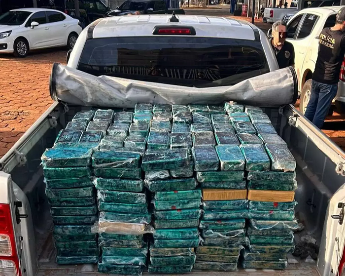 PF apreende 745 kg de pasta base de cocaína em ônibus com bolivianos na Capital