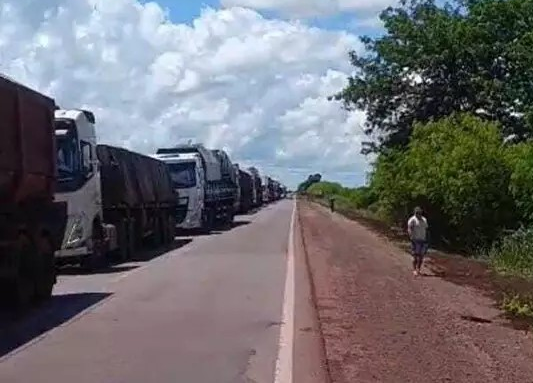 Carreta tomba, espalha minério em rodovia