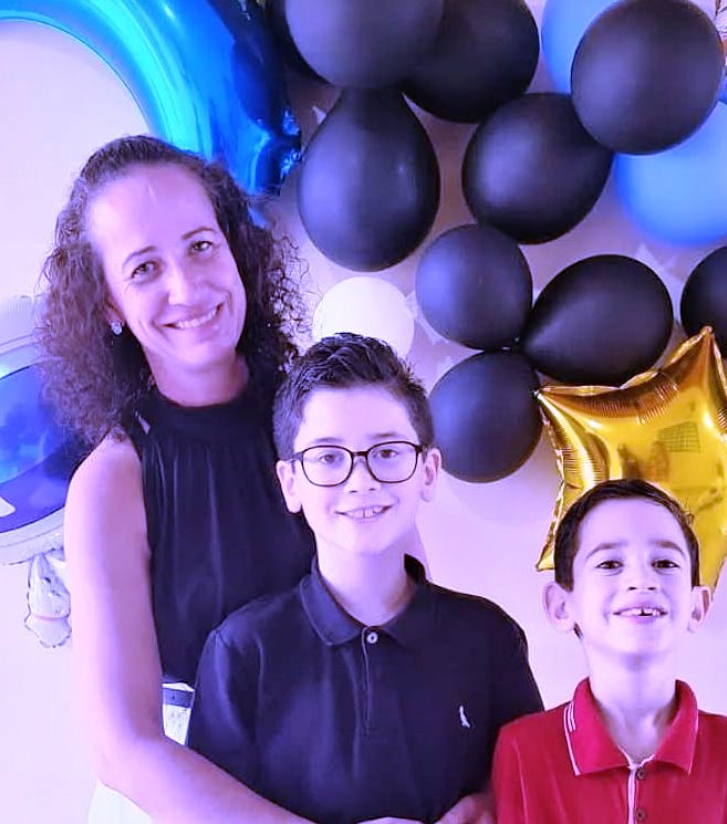 Saiba quem faz aniversário hoje, dia 08/03/26, por Dora Nunes