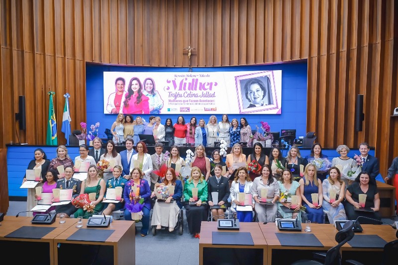 Lia Nogueira conduz minuto de silêncio por vítimas de feminicídio e reafirma defesa das mulheres