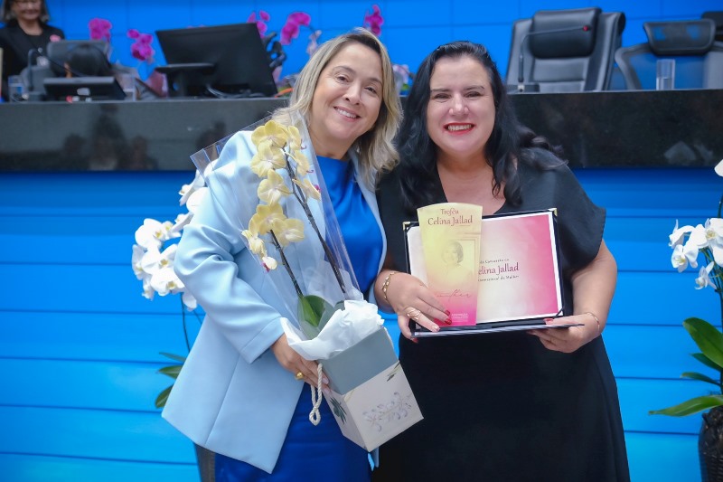 Lia Nogueira conduz minuto de silêncio por vítimas de feminicídio e reafirma defesa das mulheres