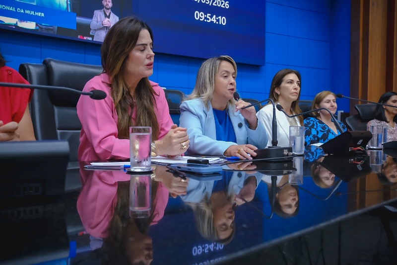 Lia Nogueira conduz minuto de silêncio por vítimas de feminicídio e reafirma defesa das mulheres