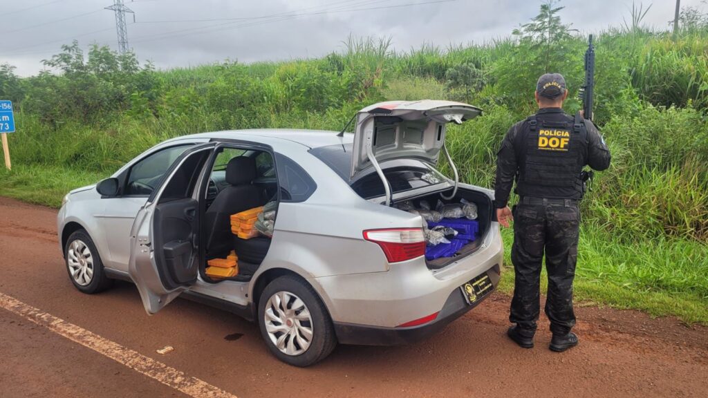 Mulher é presa transportando mais de 300 quilos de drogas