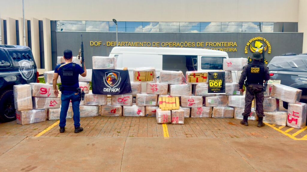 DOF e Defron apreendem 2 toneladas de drogas em área de lazer