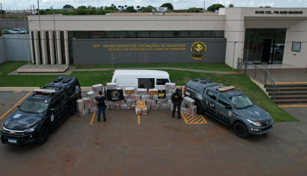 DOF e Defron apreendem 2 toneladas de drogas em área de lazer