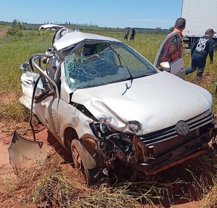 Carro fica destruído após ultrapassagem perigosa e motorista fica preso às ferragens Carro fica destruído após ultrapassagem perigosa e motorista fica preso às ferragens