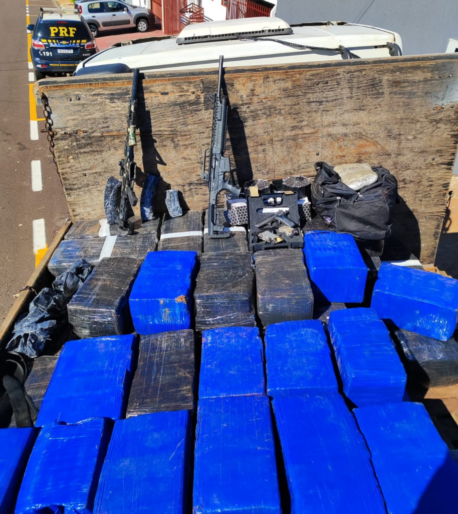 Caminhão que saiu de MS com quase três toneladas de maconha e armas é apreendido em Toledo PR