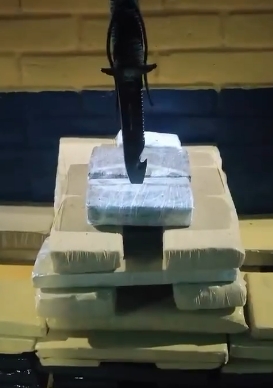 Motorista carregado com drogas provoca acidente