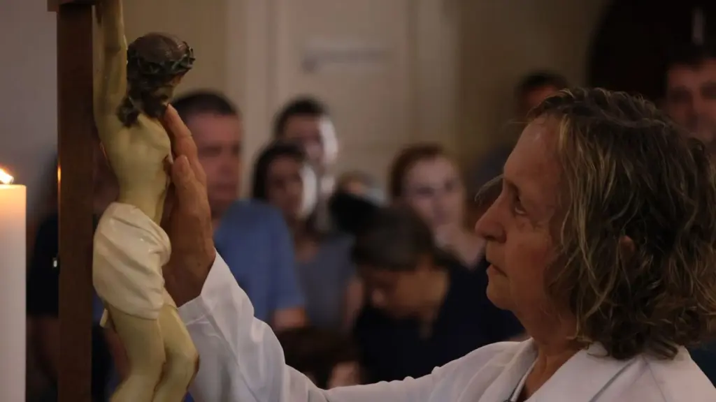 Fiéis lotam santuário e renovam a fé no ‘beijo’ aos pés de Cristo nesta Sexta-feira Santa