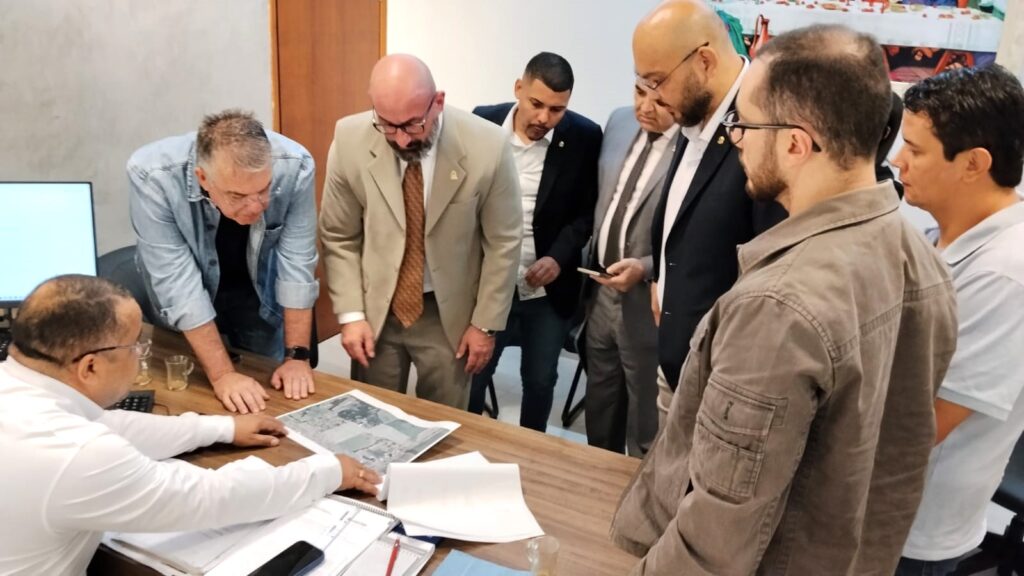 Prefeito visita Câmara e apresenta aos vereadores projetos de asfalto em bairros de Ponta Porã