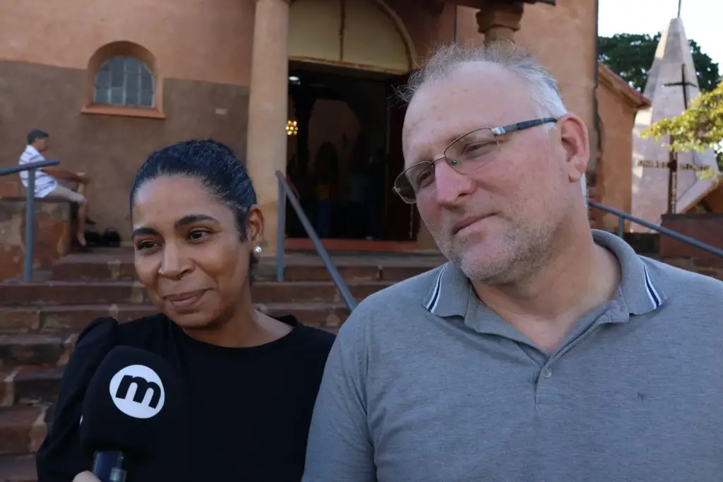 Fiéis lotam santuário e renovam a fé no ‘beijo’ aos pés de Cristo nesta Sexta-feira Santa