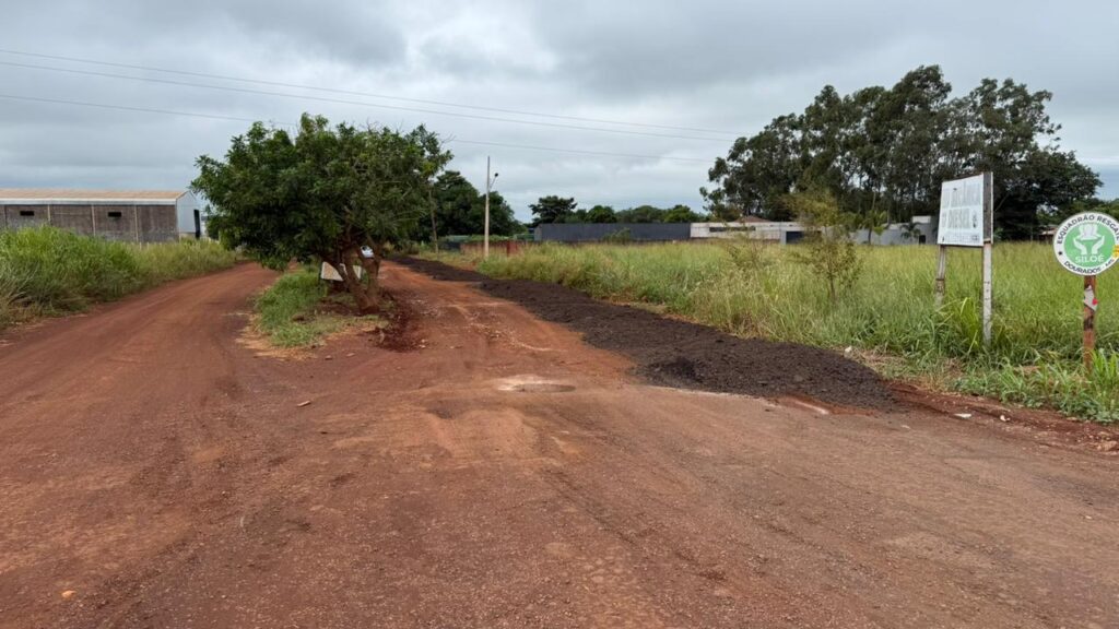 “É um momento histórico para as sitiocas”, diz moradora sobre início da aplicação de fresado nas Sitiocas Ouro Fino e Alvorada, em Dourados