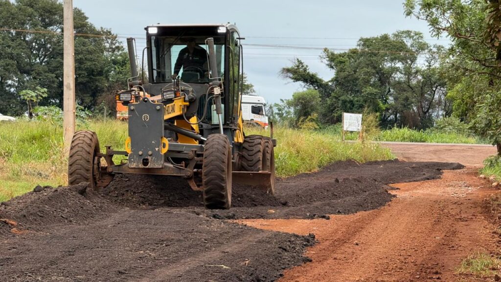“É um momento histórico para as sitiocas”, diz moradora sobre início da aplicação de fresado nas Sitiocas Ouro Fino e Alvorada, em Dourados