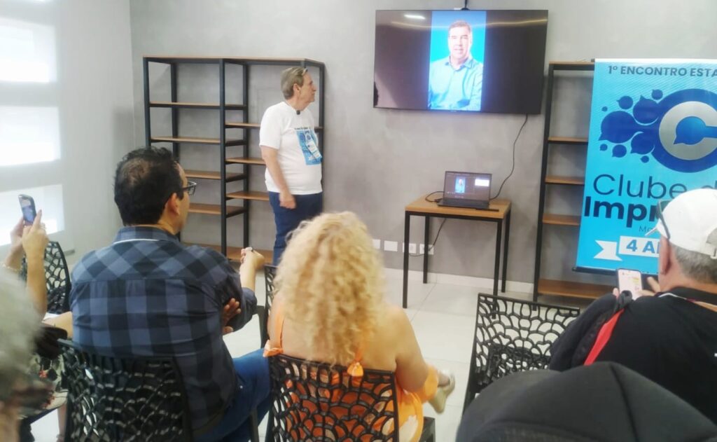 Campanhas eleitorias 2026 podem ficar 50% mais baratas com IA, afirma jornalista em palestra do Clube da Imprensa