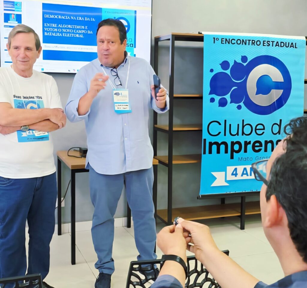 Campanhas eleitorias 2026 podem ficar 50% mais baratas com IA, afirma jornalista em palestra do Clube da Imprensa