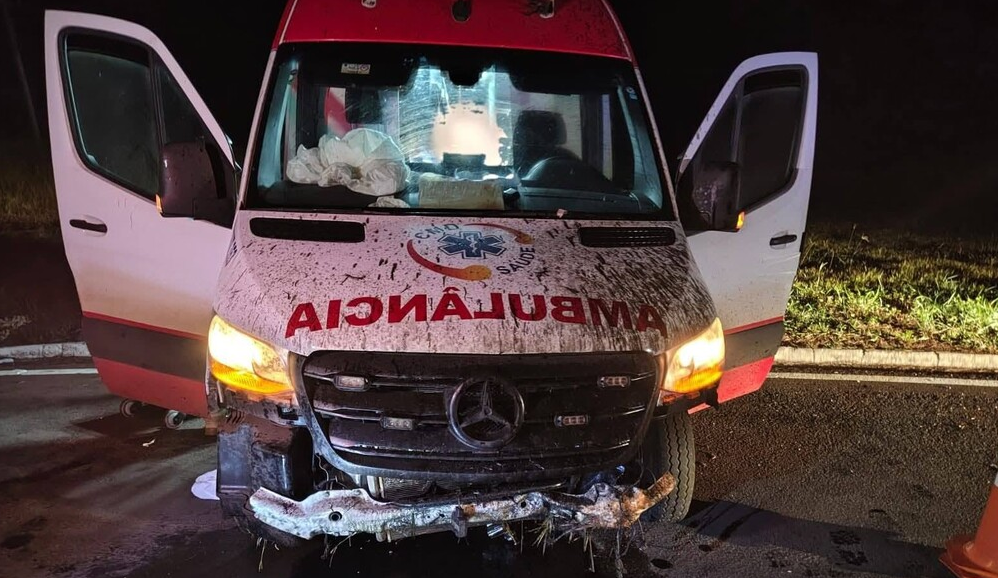 Motorista dorme ao volante e bate ambulância com gestante intubada