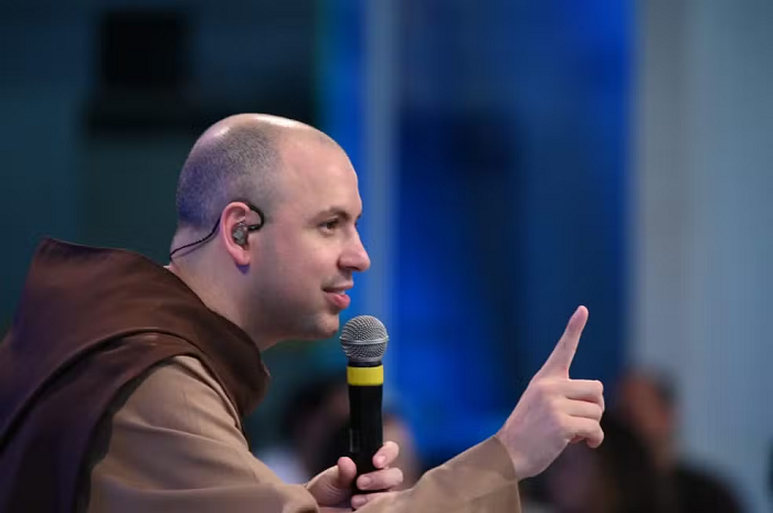 Soraya Thronicke chama Frei Gilson de 'falso profeta' e o acusa de misoginia