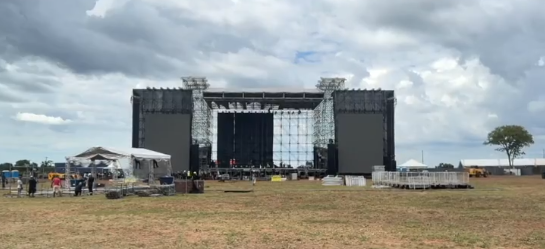 Pai e filha de Pedro Juan já estão no portão de entrada do show da banda Guns N’ Roses