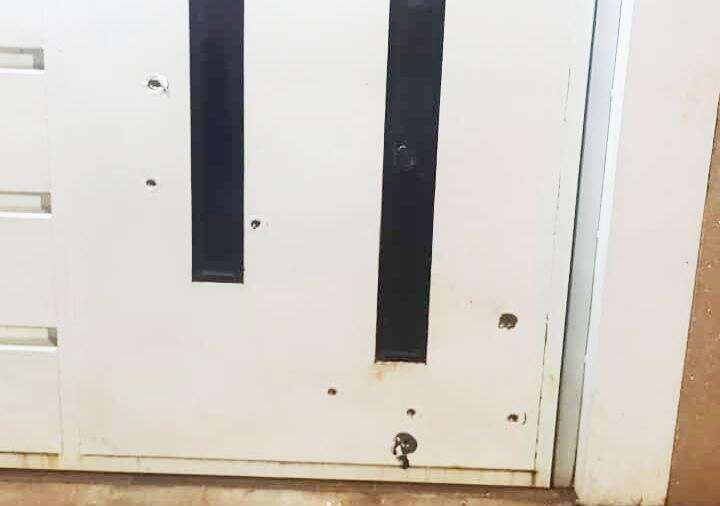 Funcionários de câmara municipal são alvos de atentados a tiros Funcionários de câmara municipal são alvos de atentados a tiros