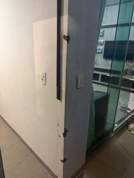 Funcionários de câmara municipal são alvos de atentados a tiros Funcionários de câmara municipal são alvos de atentados a tiros