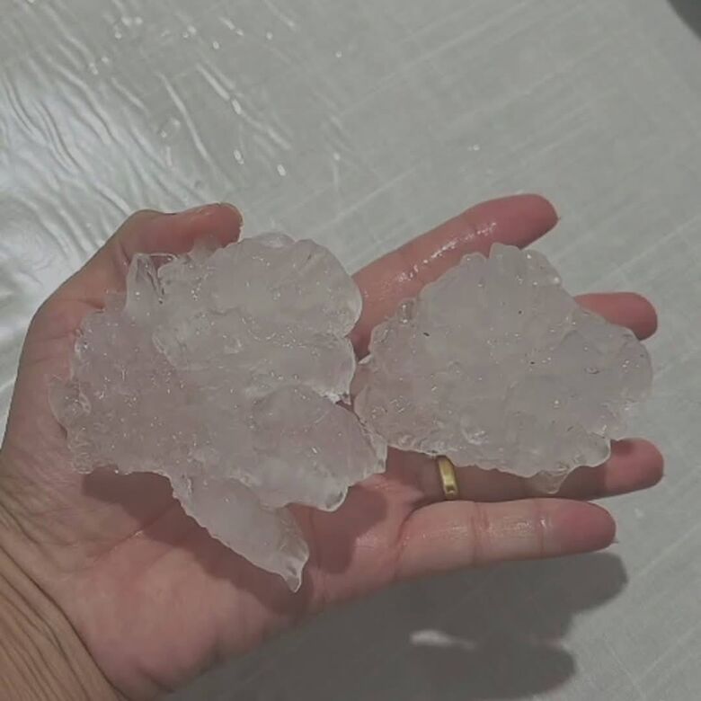 Temporal com granizo causa destruição em casas e lavouras em Culturama
