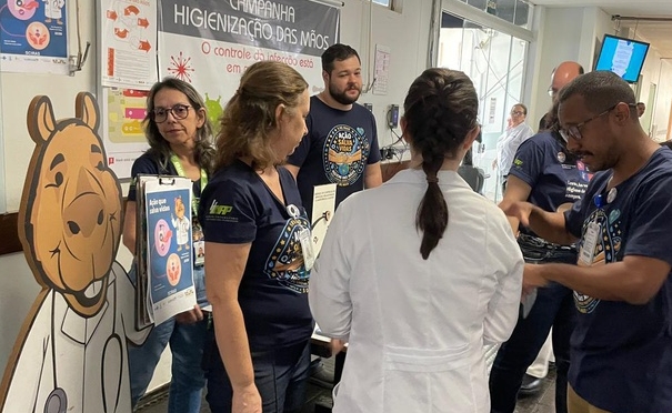 Humap-UFMS promove ação de conscientização sobre higienização das mãos e mobiliza profissionais e usuários