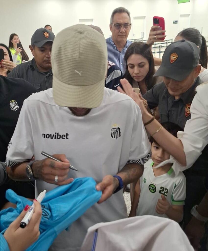 Fãs do Santos e de Neymar lotam o aeroporto de Ponta Porã