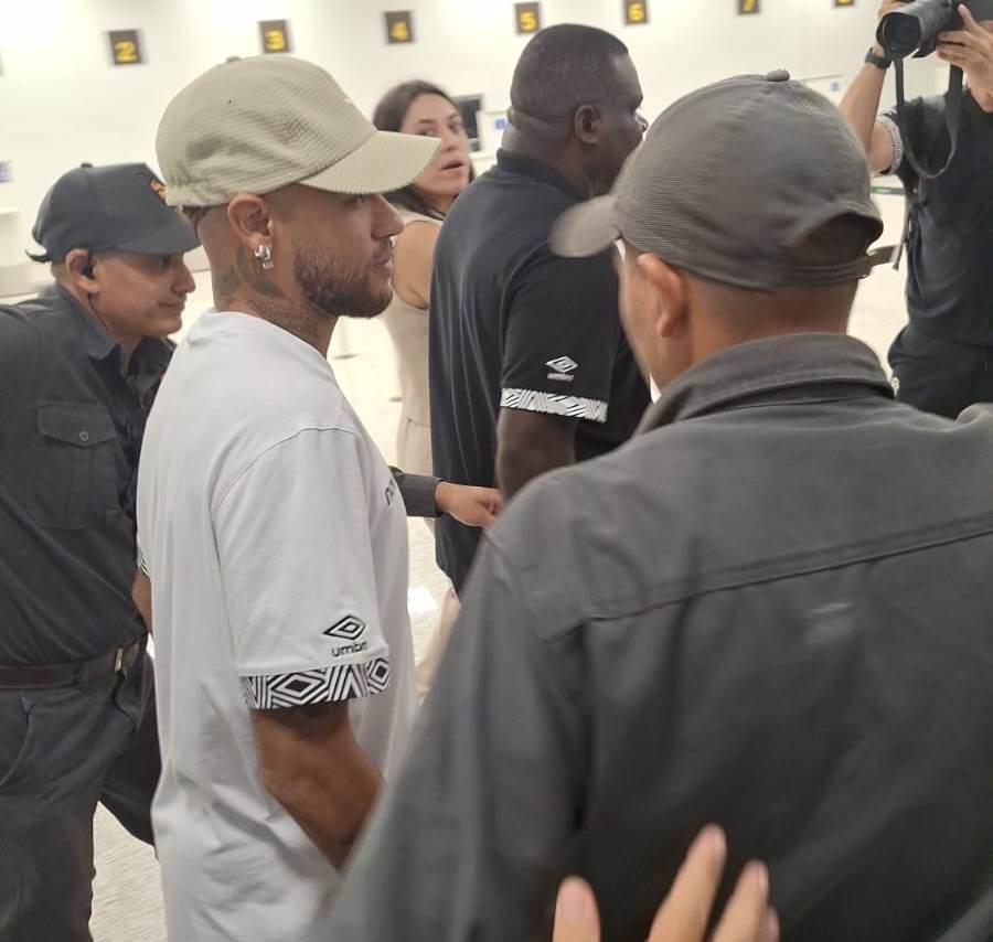 Fãs do Santos e de Neymar lotam o aeroporto de Ponta Porã