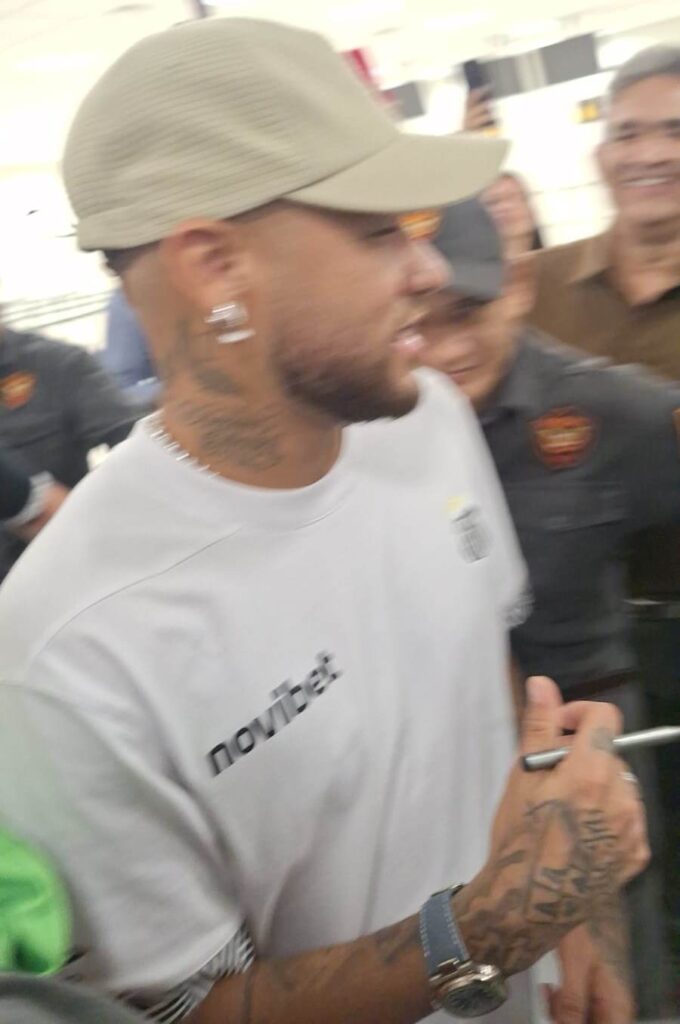 Fãs do Santos e de Neymar lotam o aeroporto de Ponta Porã