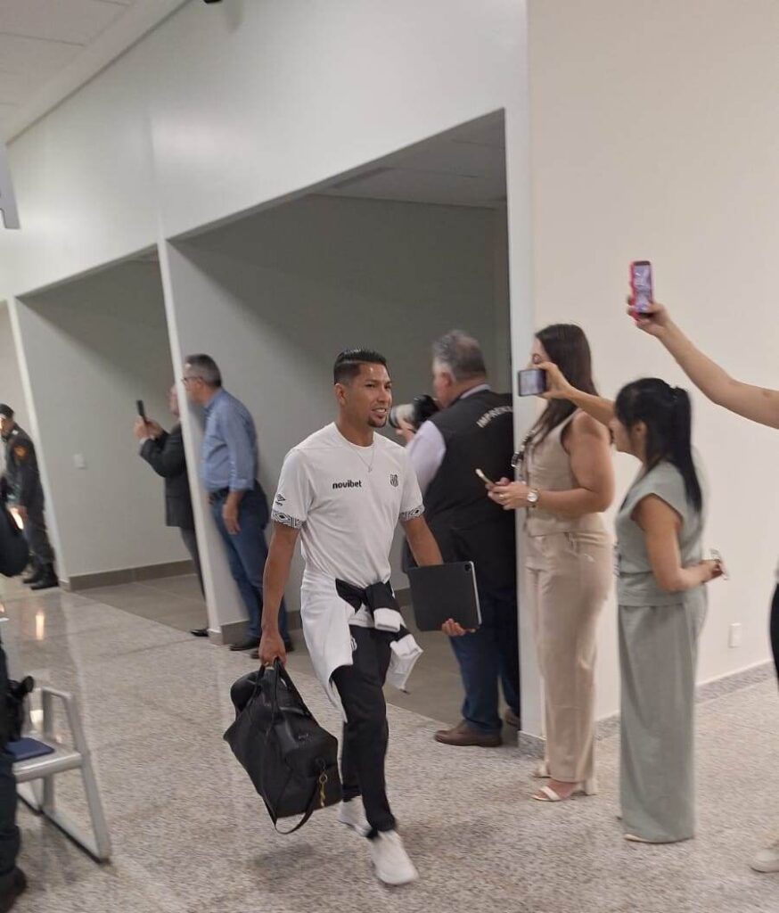 Fãs do Santos e de Neymar lotam o aeroporto de Ponta Porã
