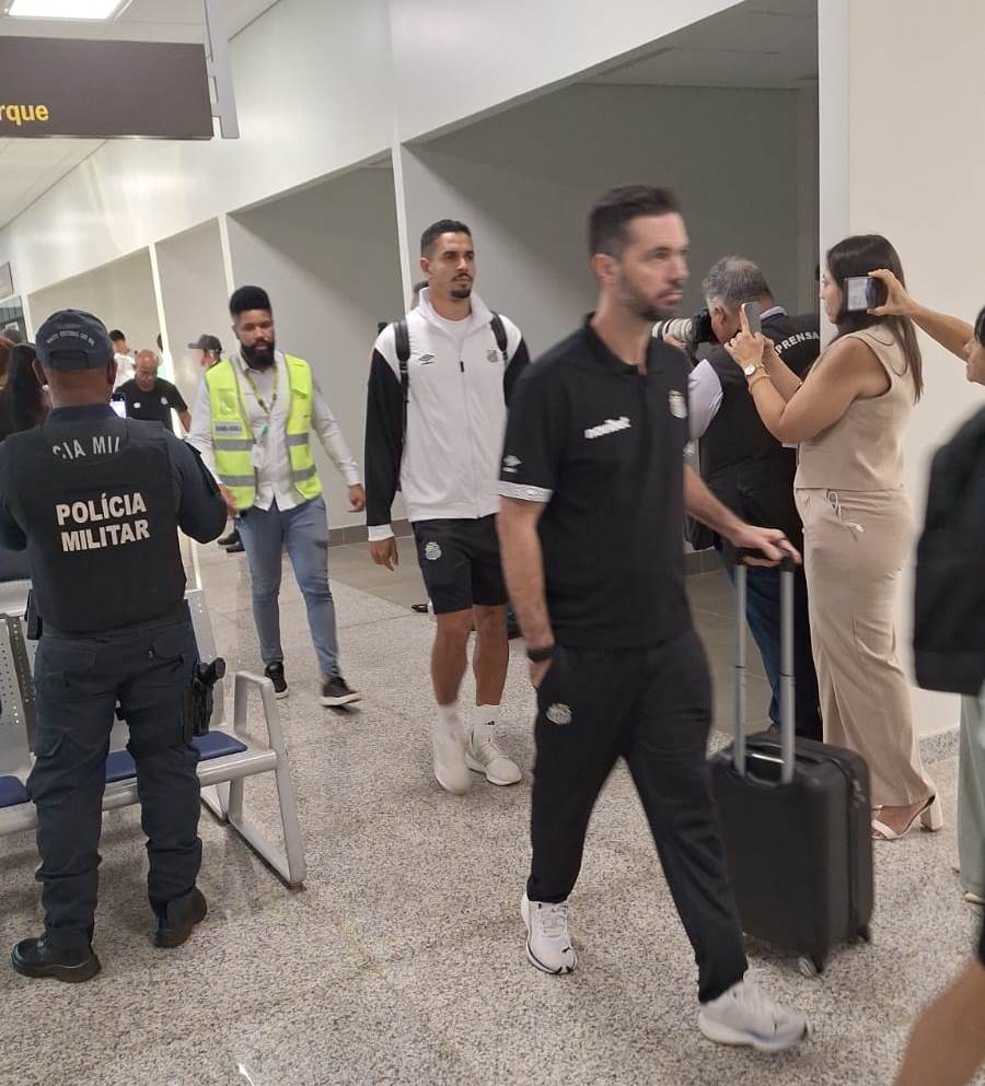 Fãs do Santos e de Neymar lotam o aeroporto de Ponta Porã