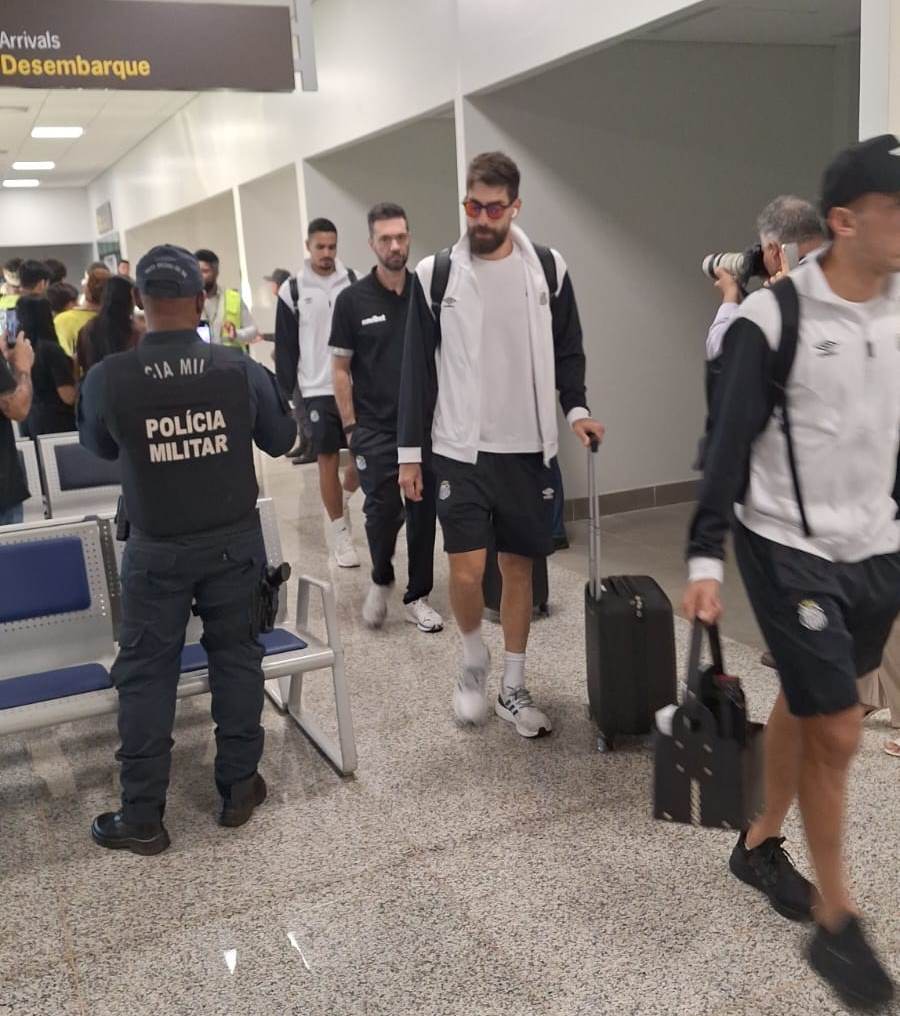 Fãs do Santos e de Neymar lotam o aeroporto de Ponta Porã
