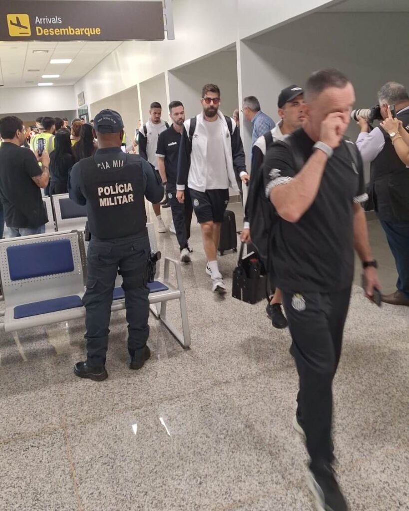 Fãs do Santos e de Neymar lotam o aeroporto de Ponta Porã