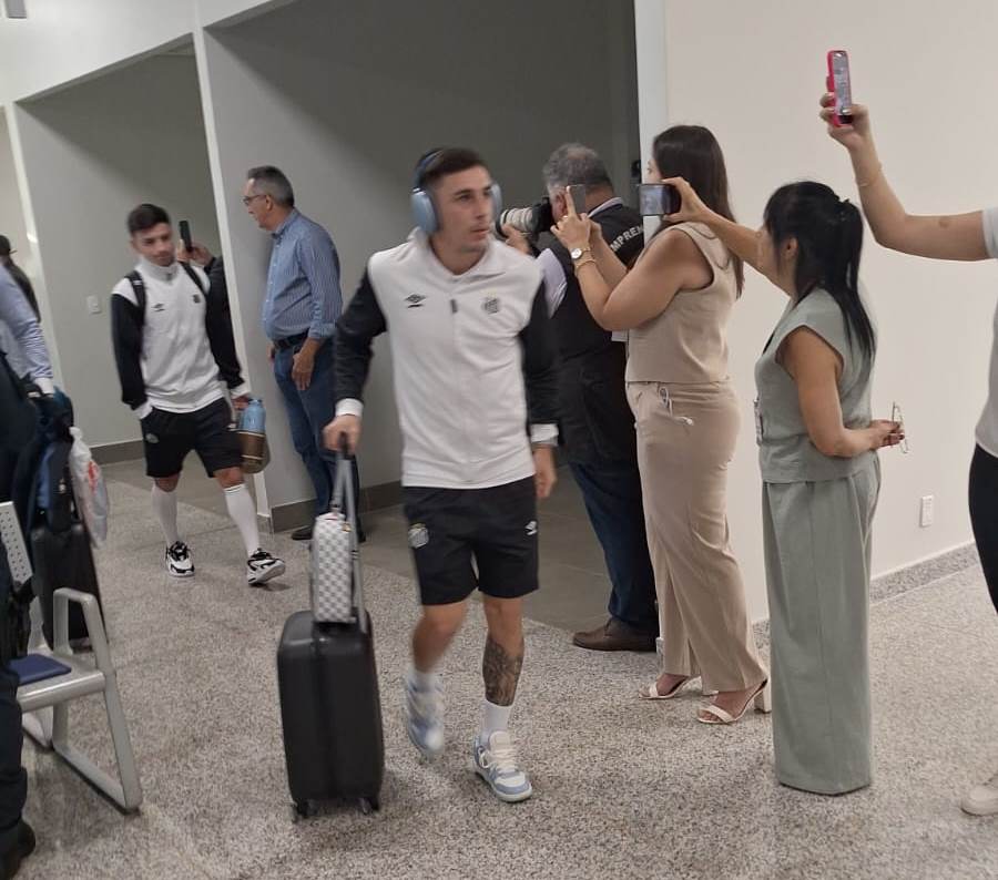 Fãs do Santos e de Neymar lotam o aeroporto de Ponta Porã