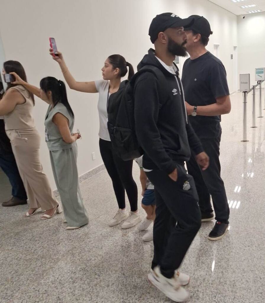 Fãs do Santos e de Neymar lotam o aeroporto de Ponta Porã