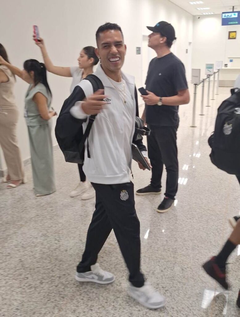 Fãs do Santos e de Neymar lotam o aeroporto de Ponta Porã