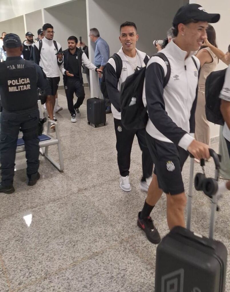 Fãs do Santos e de Neymar lotam o aeroporto de Ponta Porã