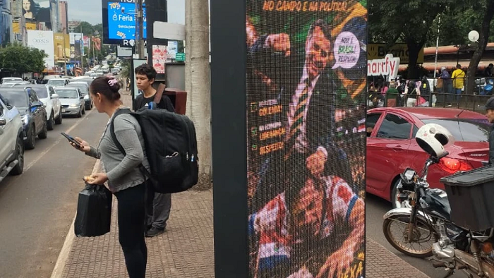 Santiago Peña repudia carteles ofensivos en Ciudad del Este y ordena el retiro de las estructuras
