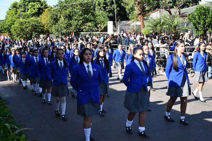 Fiestas patrias: estudiantes desfilaron en conmemoración a la Independencia del Paraguay