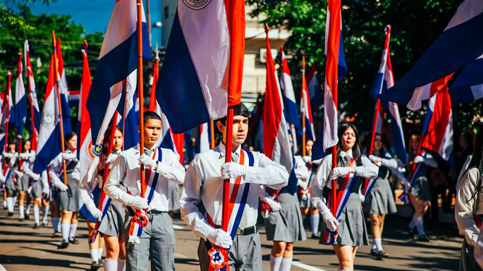 Fiestas patrias: estudiantes desfilaron en conmemoración a la Independencia del Paraguay