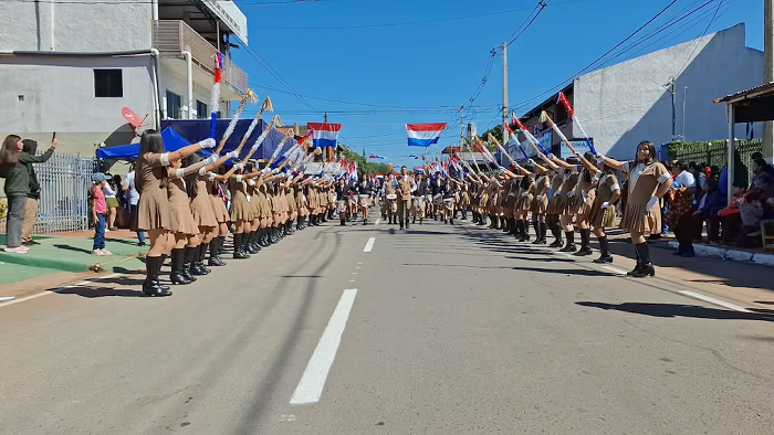 Fiestas patrias: estudiantes desfilaron en conmemoración a la Independencia del Paraguay