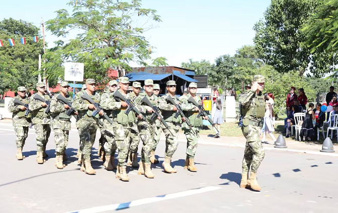 Fiestas patrias: estudiantes desfilaron en conmemoración a la Independencia del Paraguay