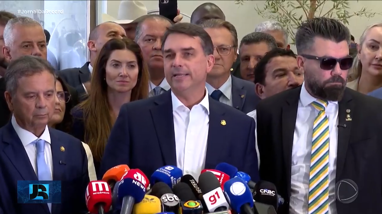 Zema diz que votar em Flávio Bolsonaro é entregar reeleição a Lula; Caiado defende união Zema diz que votar em Flávio Bolsonaro é entregar reeleição a Lula; Caiado defende união