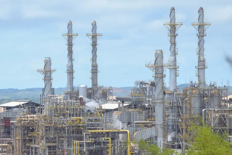 Refinarias da Petrobras operam com mais de 100% de capacidade; entenda