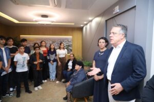 Prefeito recebe no gabinete os primeiros beneficiados pelo programa Bolsa Banda Prefeito recebe no gabinete os primeiros beneficiados pelo programa Bolsa Banda