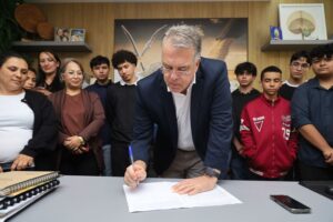 Prefeito recebe no gabinete os primeiros beneficiados pelo programa Bolsa Banda Prefeito recebe no gabinete os primeiros beneficiados pelo programa Bolsa Banda