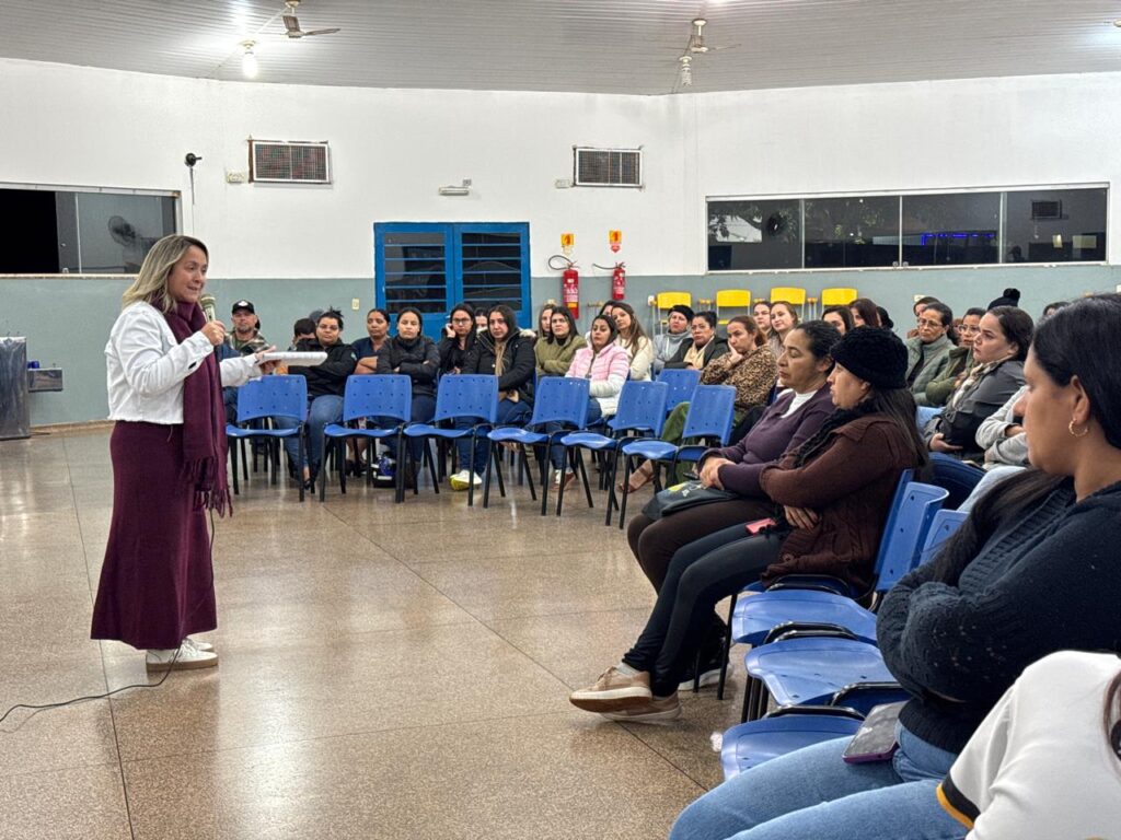Com olhar de mãe atípica, Lia Nogueira participa de formação sobre Educação Especial