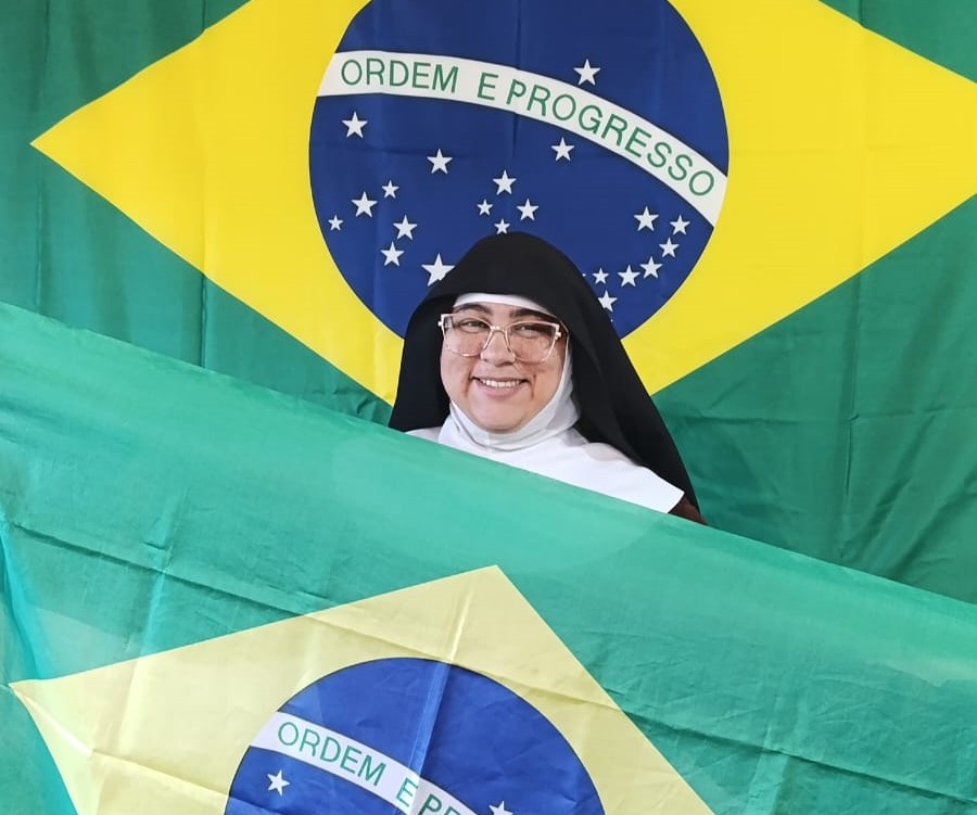 Com pipoca e bandeira, torcida em mosteiro mostra fé pelo Brasil na Copa