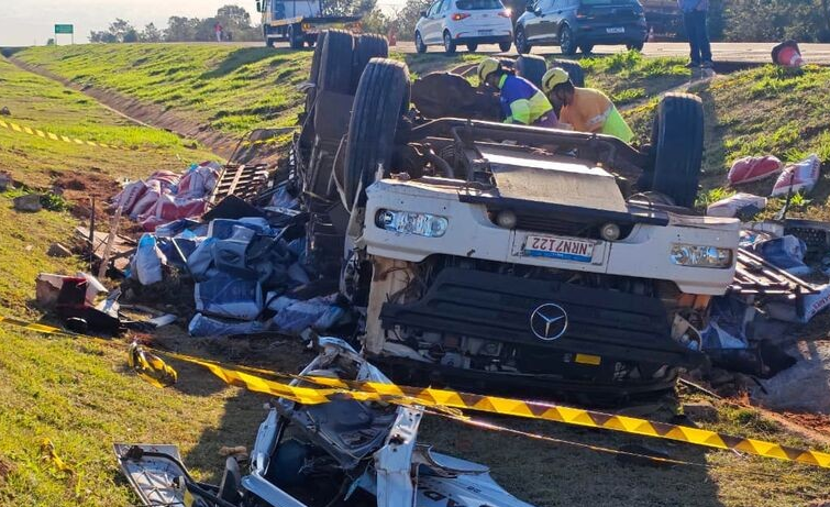 Motorista morre e passageiro fica ferido após caminhão tombar na BR-163 Motorista morre e passageiro fica ferido após caminhão tombar na BR-163
