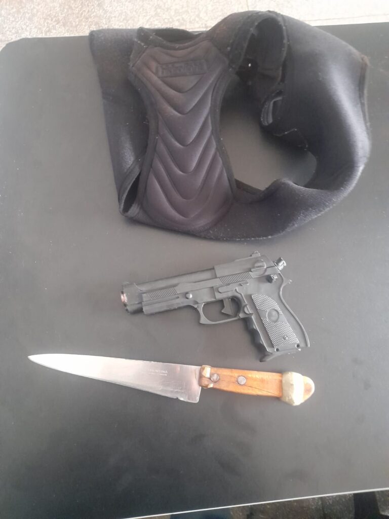 PM prende dupla, apreende simulacro de arma, faca e motocicleta com sinais de adulteração em Ponta Porã